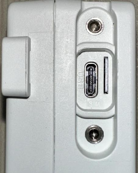 Porta USB-C e compartimento do Nano SIM do SolarX 110
