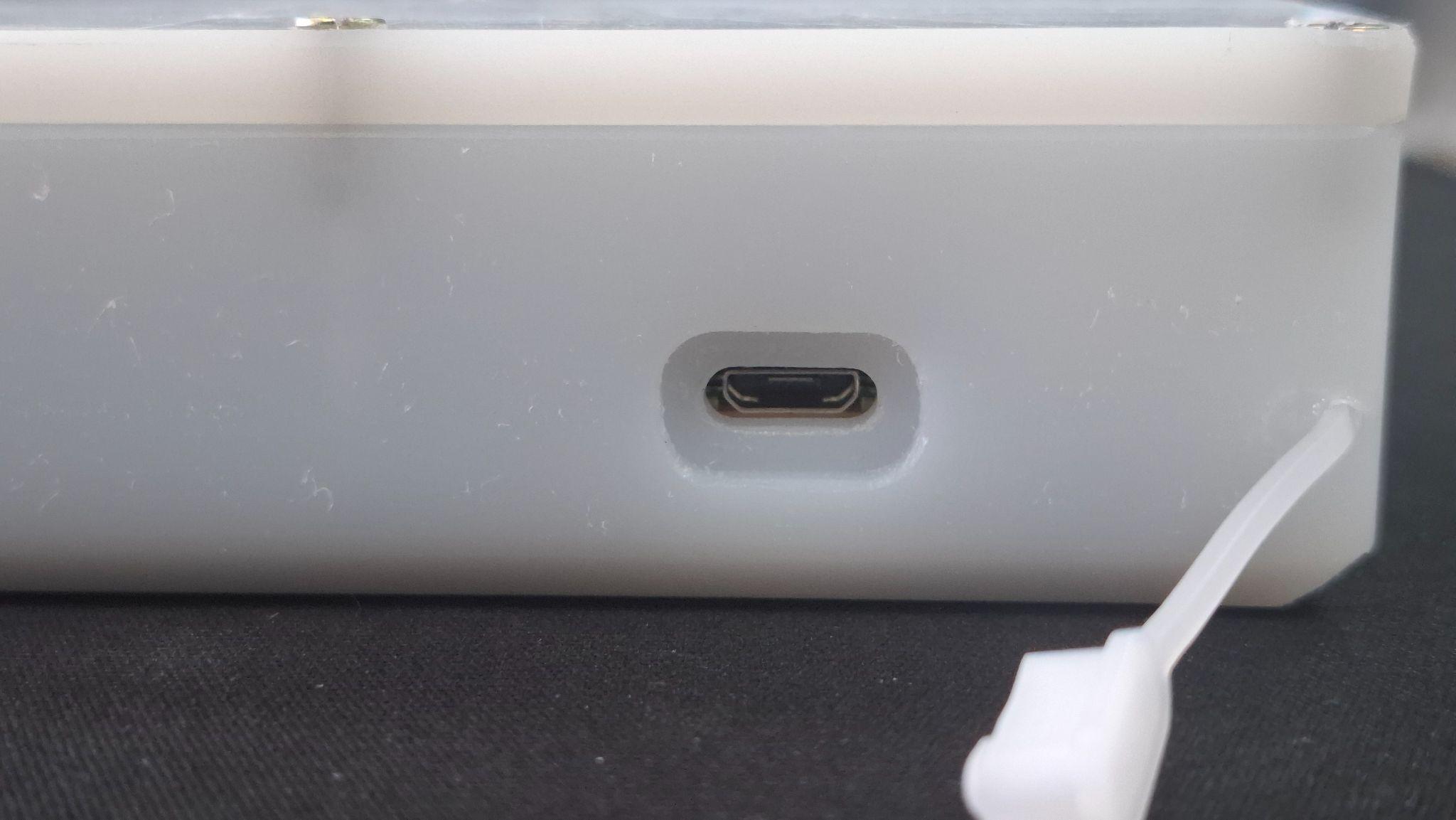 Acesso ao conector USB no case