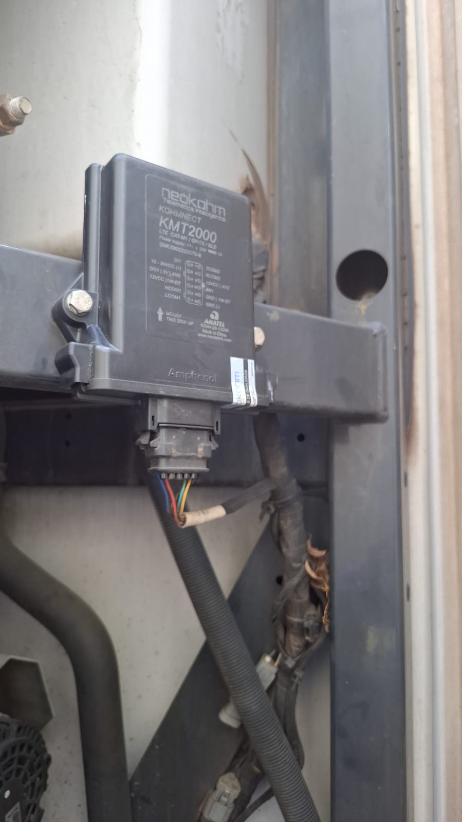KMT2000 fixado na viga horizontal do Carrier X2
