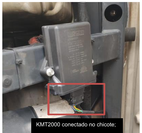 Conector do chicote ligado ao KMT2000.