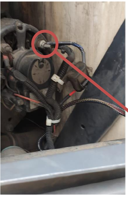 Terminal positivo do chicote ligado ao alternador.