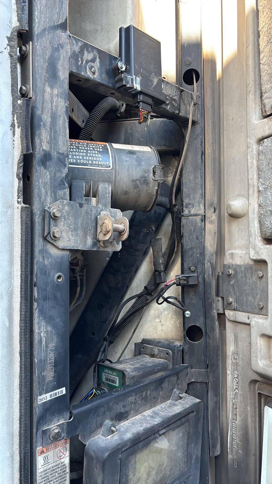 KMT2000 fixado na estrutura horizontal do refrigerador
