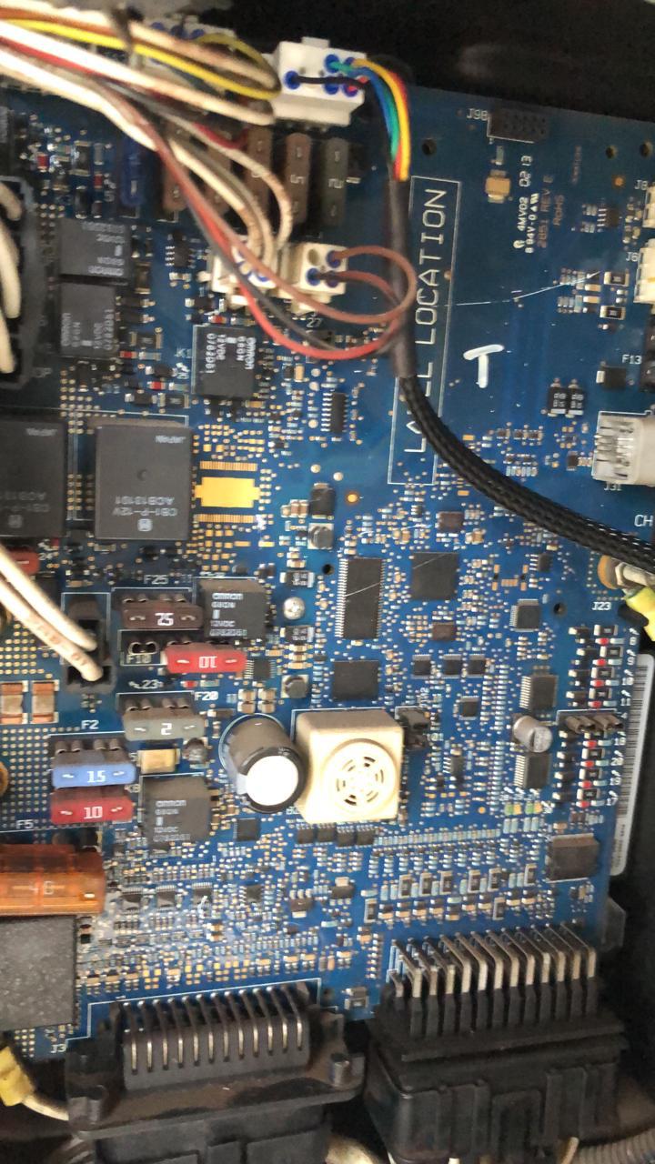 Detalhe da placa controladora e das conexões CAN