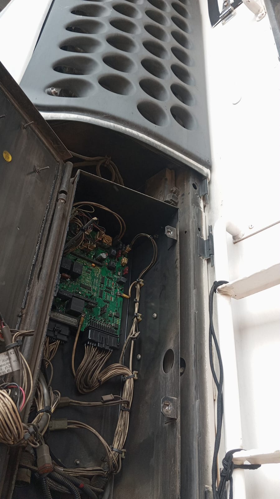 Conjunto do KMT2000 instalado no Thermo King Precedent