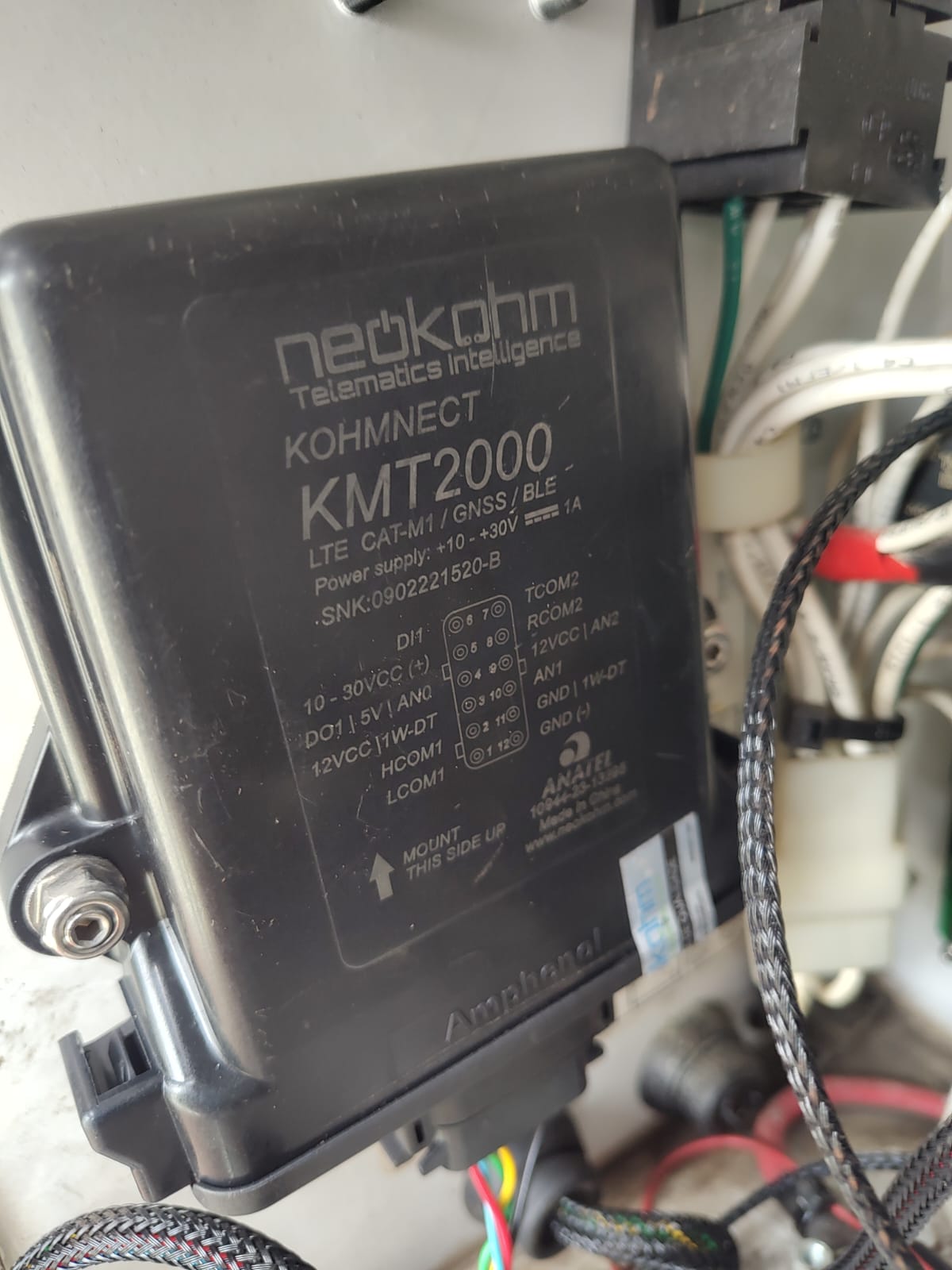 Detalhe das conexões elétricas do equipamento